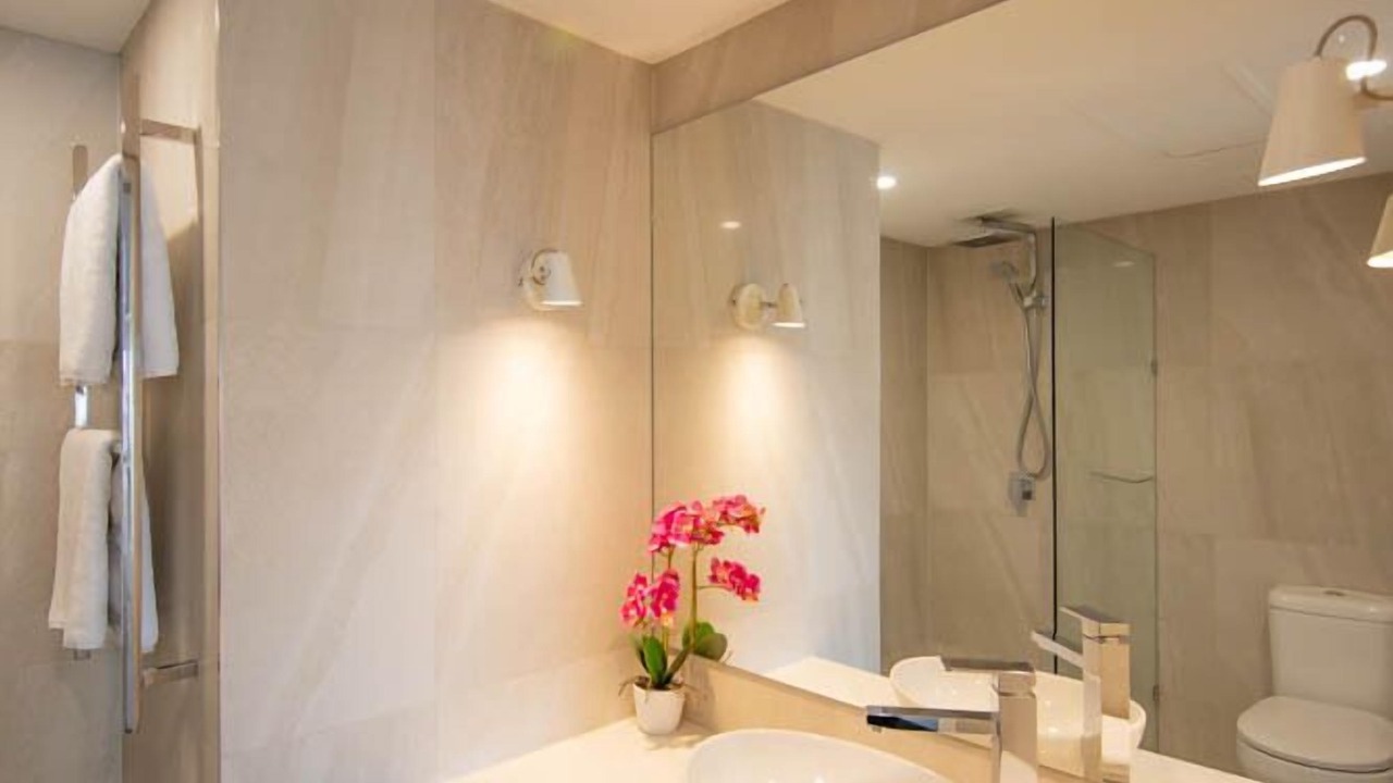Photo of Bathroom in Main Beach