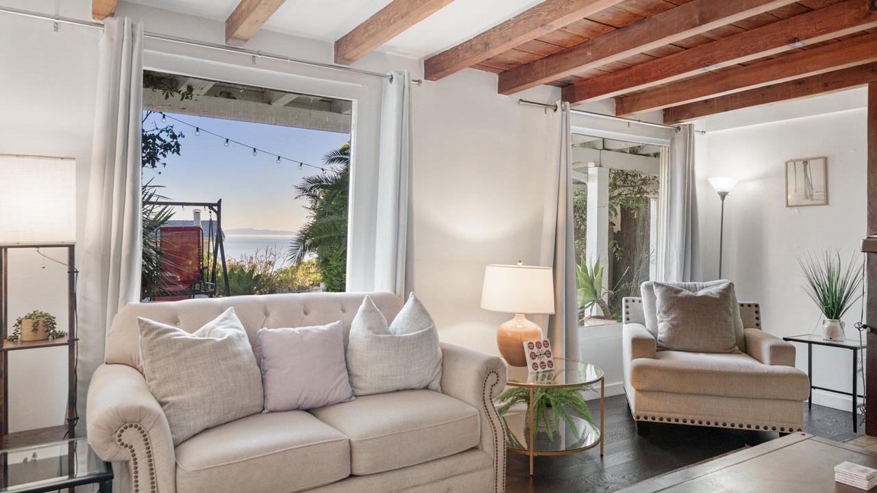 Photo of Livingroom in Summerland