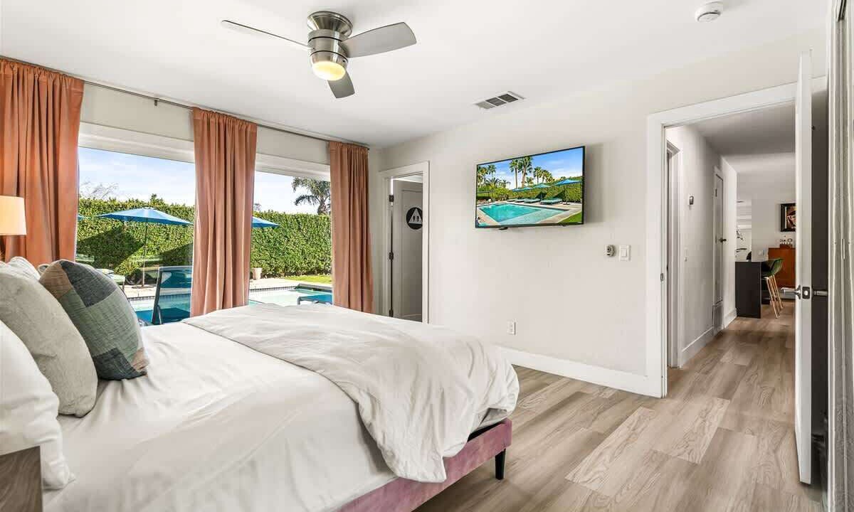 Photo of Bedroom in Racquet Club South