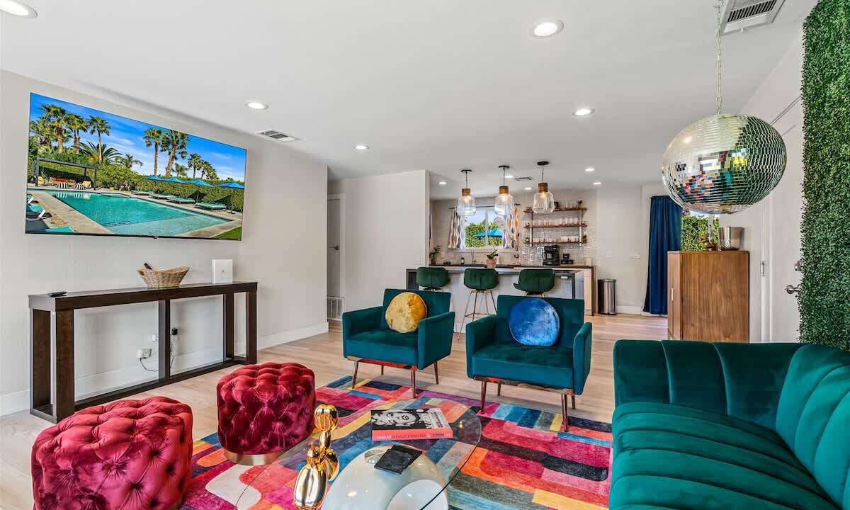 Photo of Livingroom in Racquet Club South