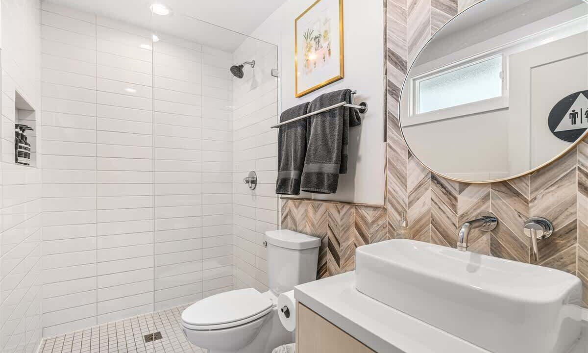 Photo of Bathroom in Racquet Club South