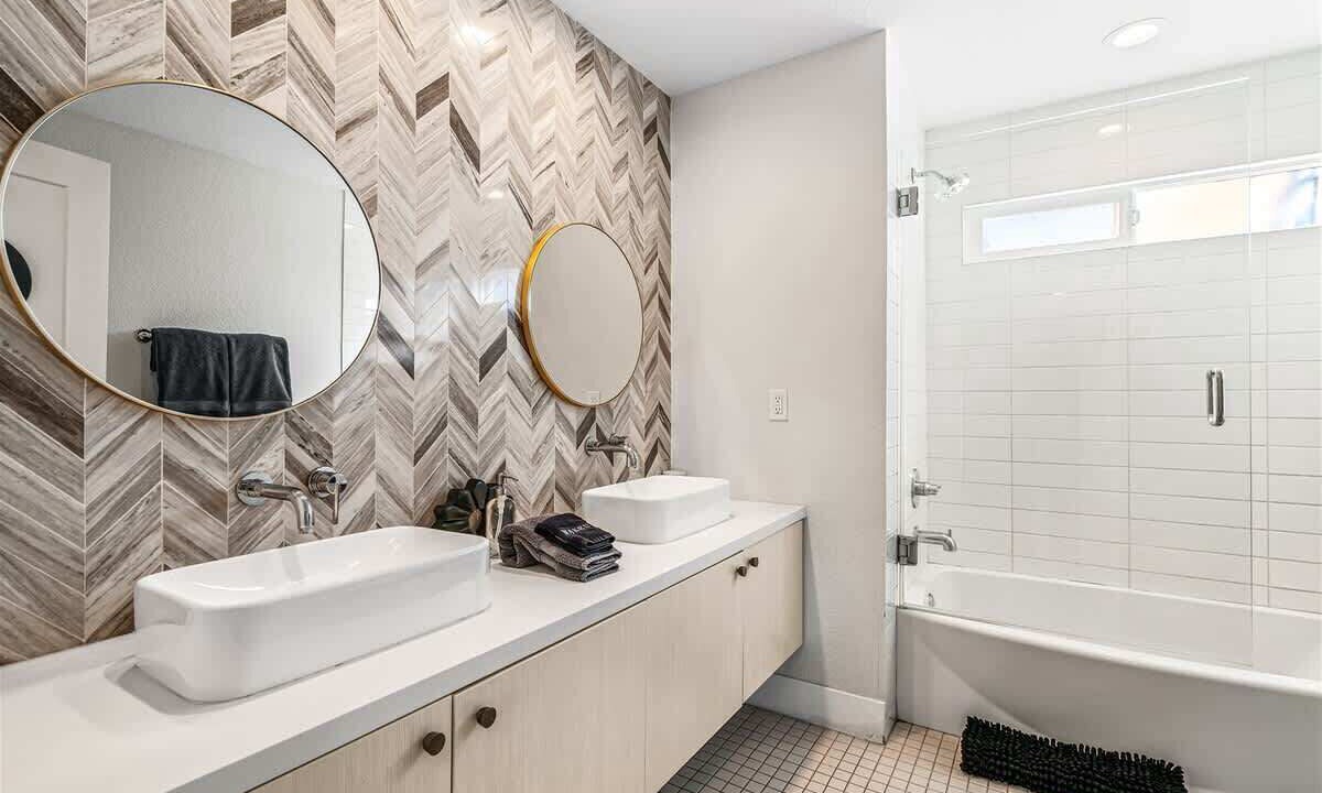 Photo of Bathroom in Racquet Club South