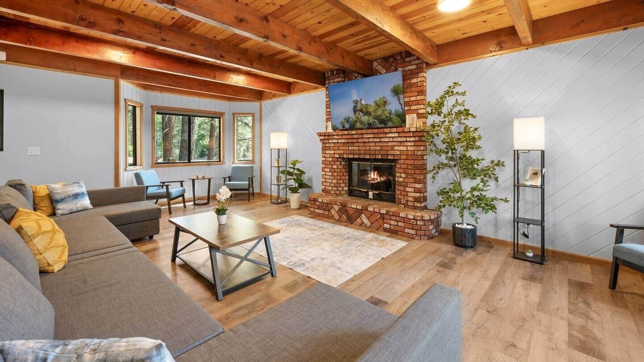 Photo of Livingroom in Summit Estates