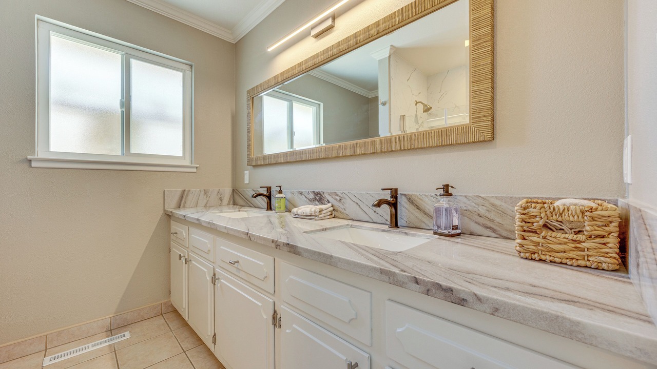 Photo of Bathroom in Raisin