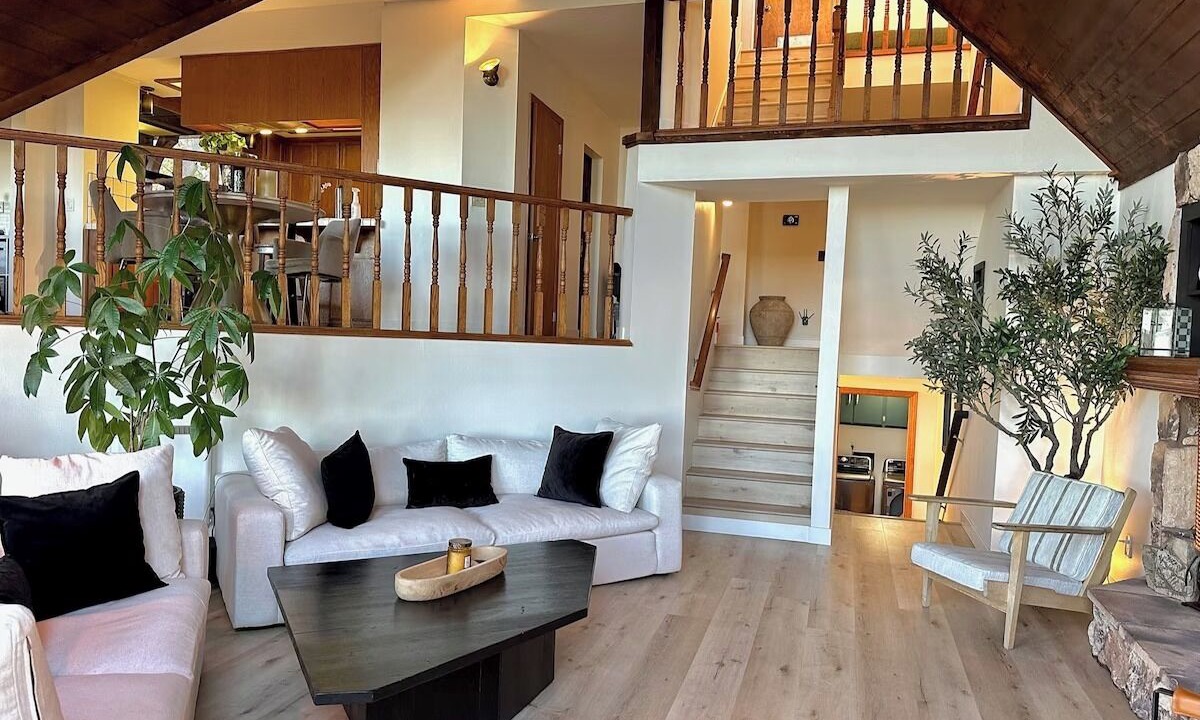 Photo of Livingroom in Lake Arrowhead