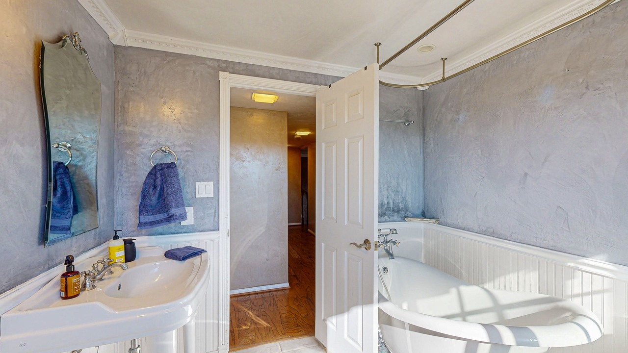 Photo of Bathroom in Thousand Oaks
