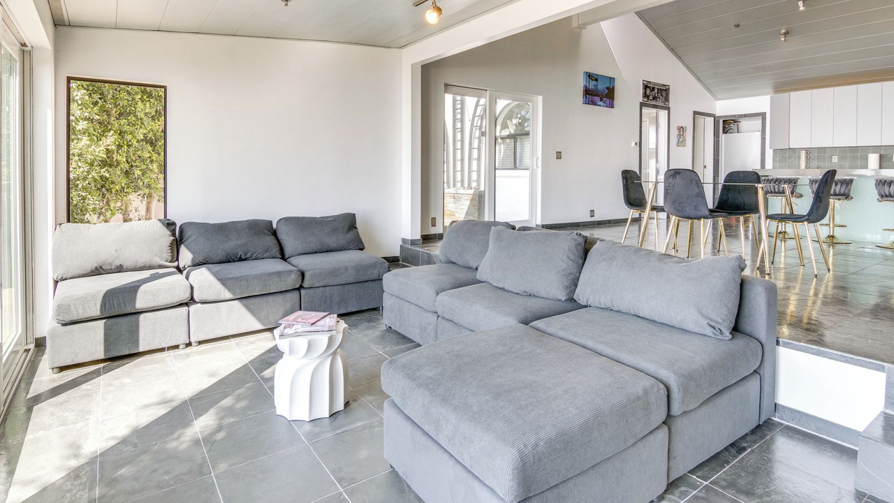 Photo of Livingroom in Western Malibu