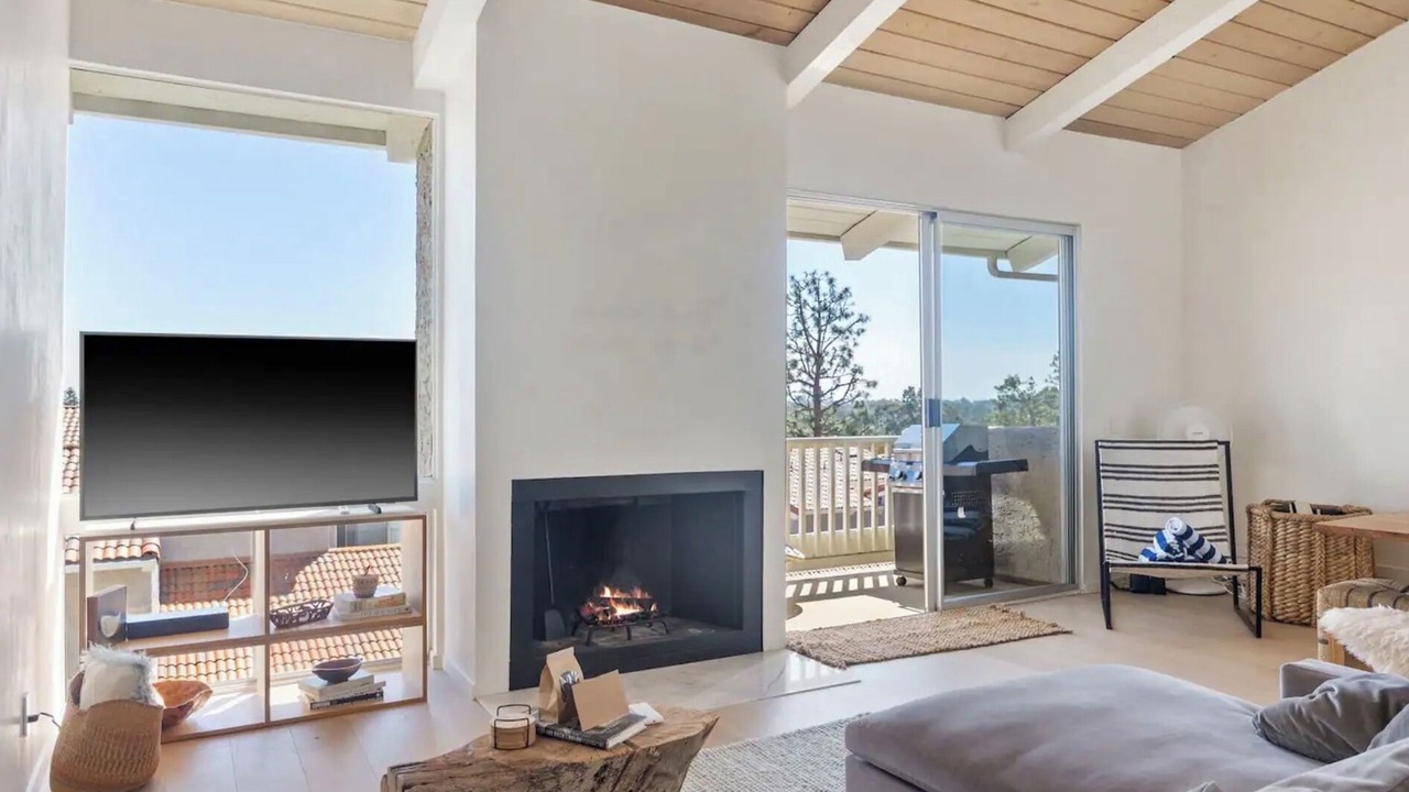 Photo of Livingroom in Central Malibu