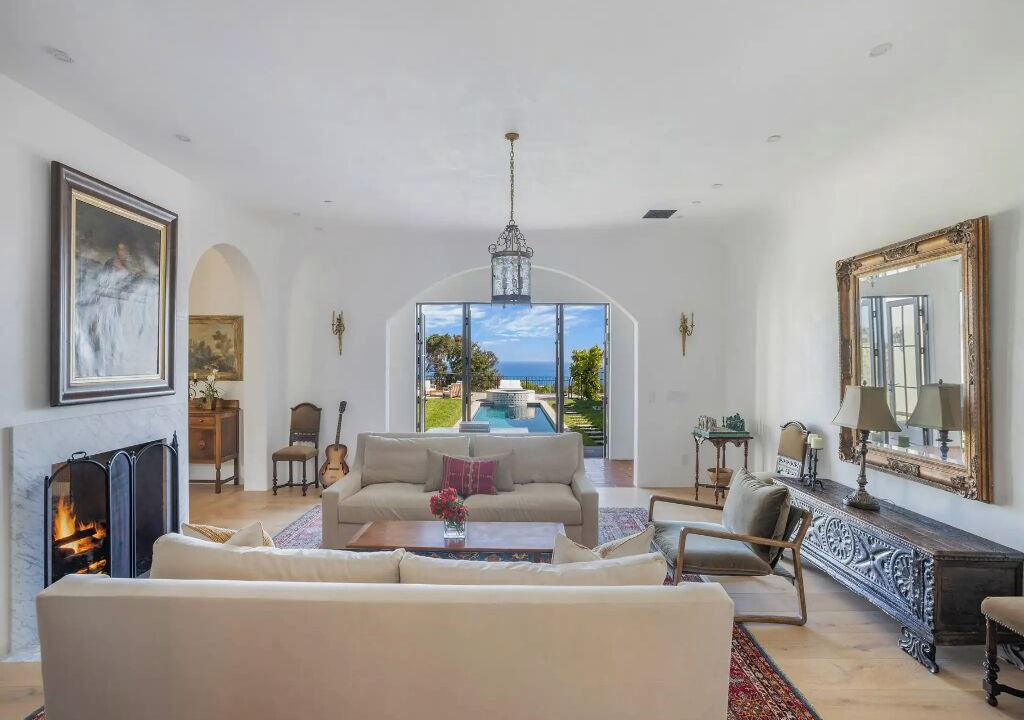 Photo of Livingroom in Western Malibu