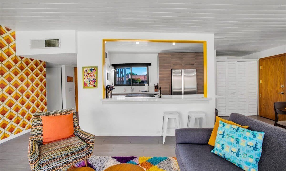 Photo of Livingroom in Racquet Club South