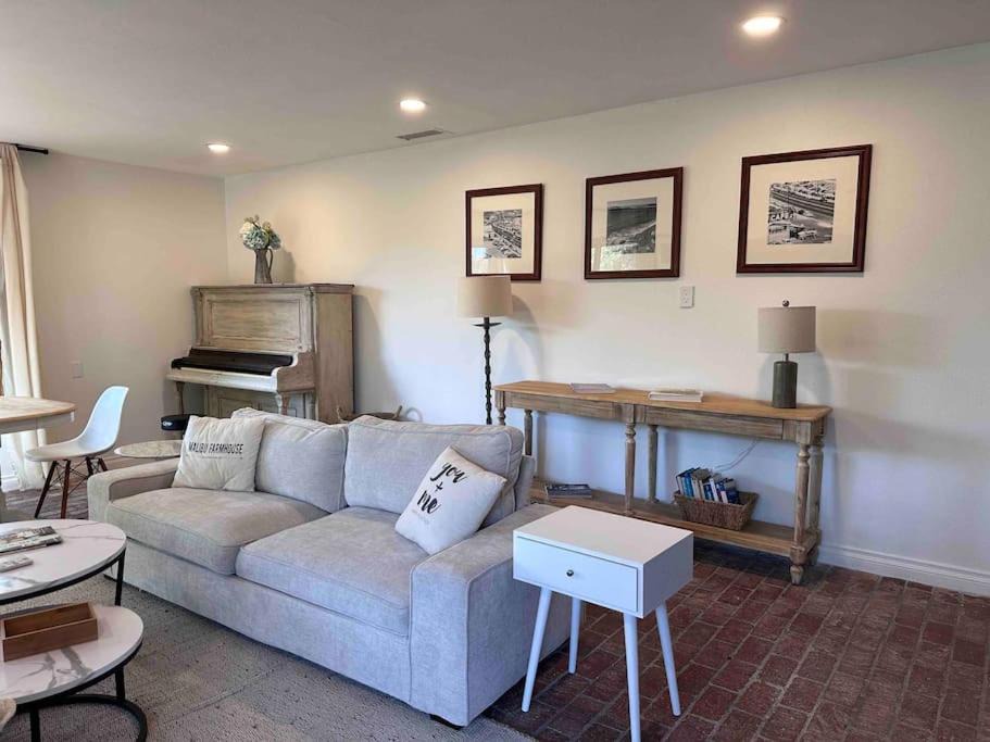 Photo of Livingroom in Central Malibu