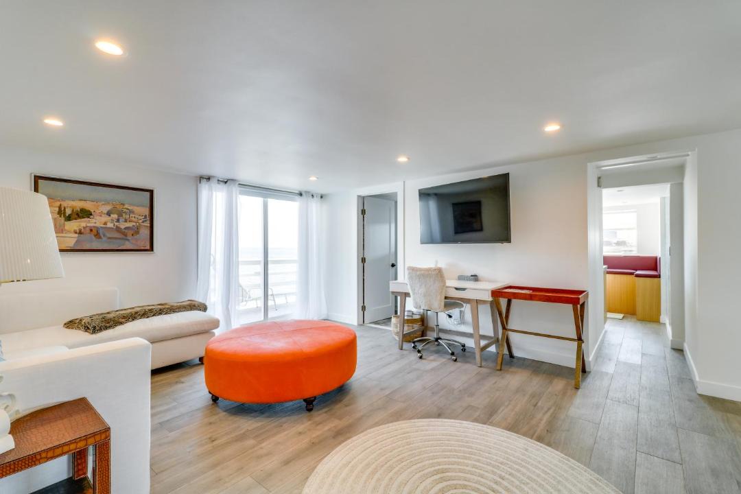 Photo of Livingroom in Central Malibu