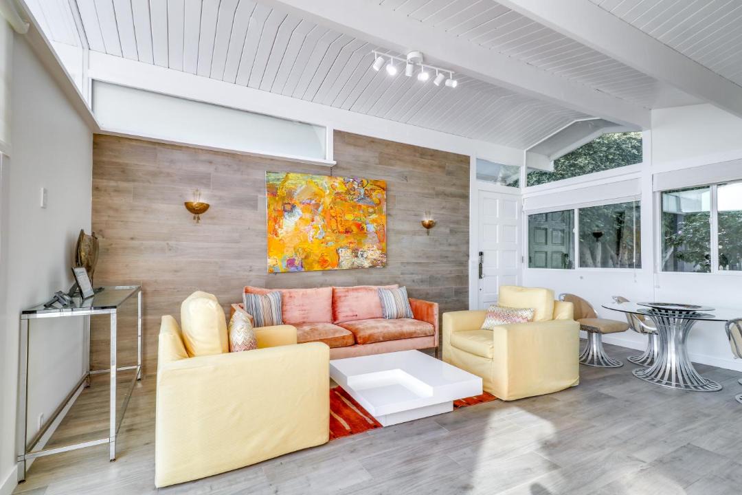 Photo of Livingroom in Central Malibu