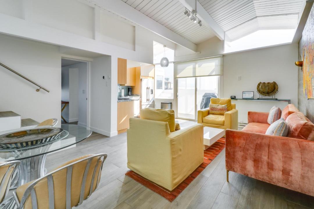 Photo of Livingroom in Central Malibu