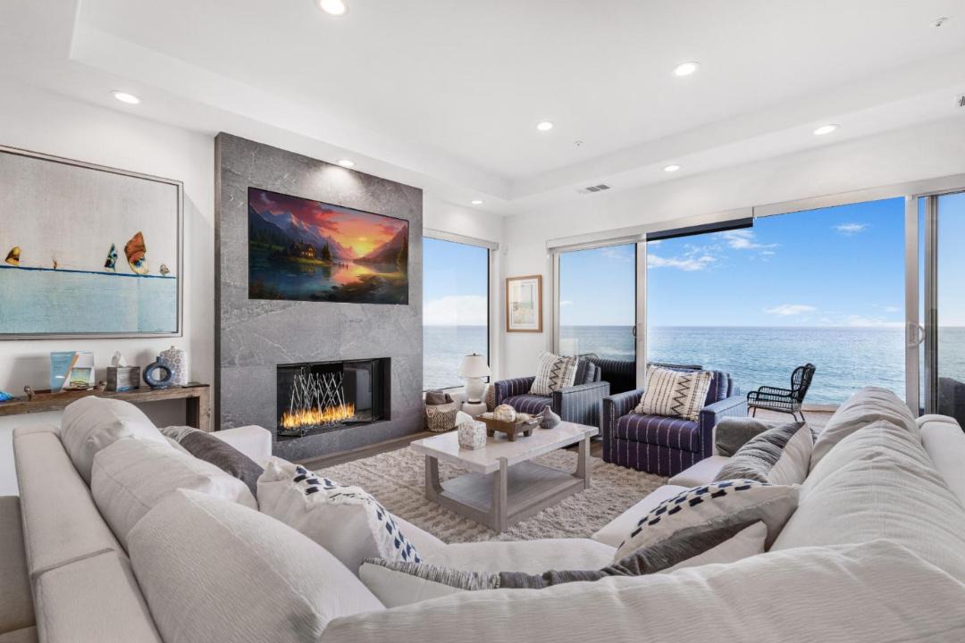 Photo of Livingroom in Central Malibu