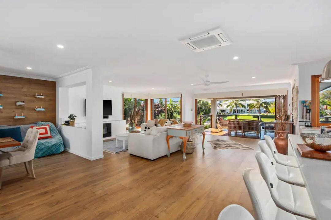 Photo of Livingroom in Broadbeach Waters