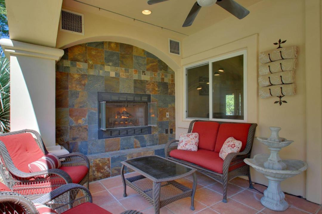 Photo of Livingroom in Racquet Club South