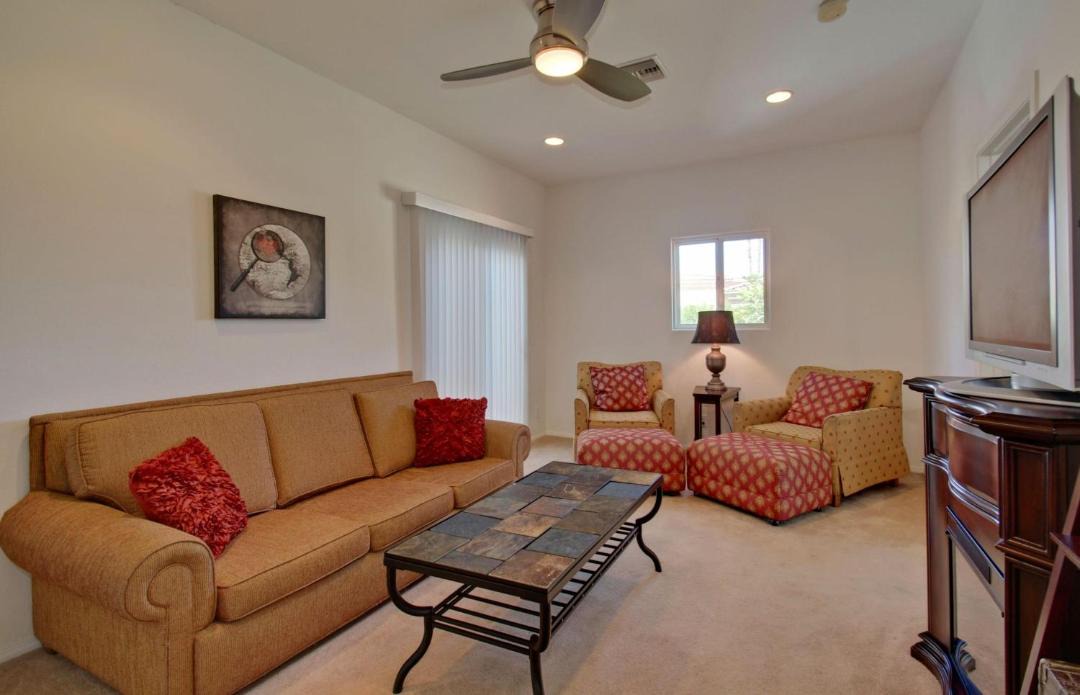 Photo of Livingroom in Racquet Club South