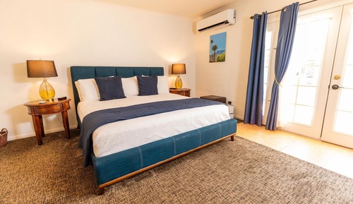 Deluxe Studio Suite, 1 King Bed, Pool View