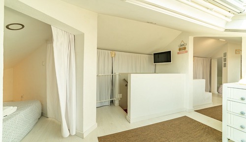 Cama em dormitório misto Roof Top com 4 camas