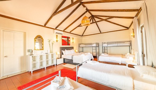 Cama em dormitório misto com 8 camas