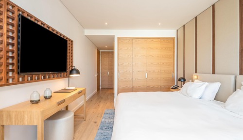 Premium Suite, 1 Queen Bed, River View, Corner