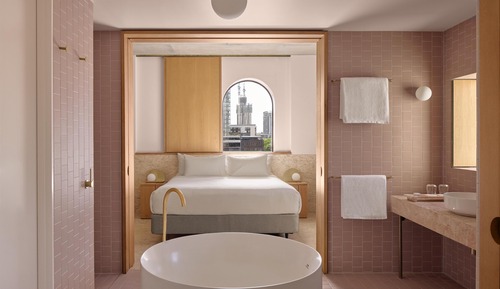 Deluxe Suite, 1 King Bed, Pool View