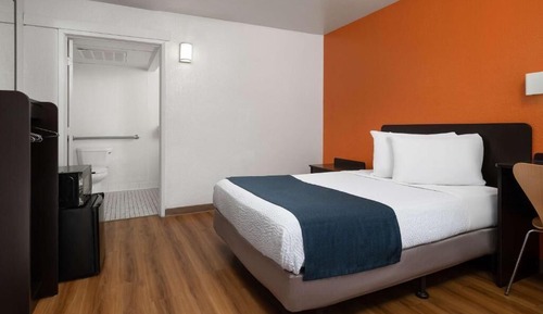 Standard Room, 1 Queen Bed, Roll-in Shower, Non Smoking