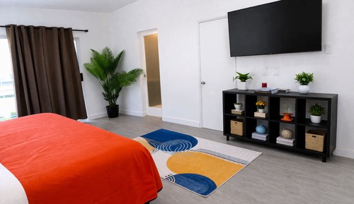 Deluxe Suite, 1 King Bed, Pool View