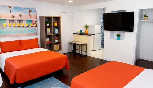 Junior Suite, 2 Queen Beds, Pool View