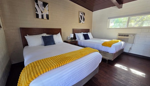 Comfort Room, 2 Queen Beds, Pets Allowed
