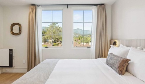 Deluxe Apartment, 1 King Bed with Sofa bed, Balcony, Mountain View
