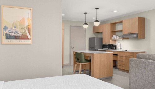 Studio, 1 King Bed, Accessible (Roll-In Shower)