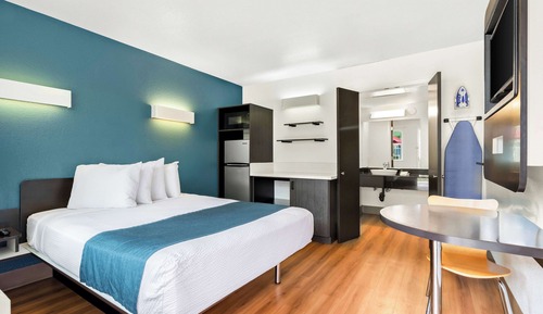 Standard Room, 1 Queen Bed, Non Smoking, Refrigerator & Microwave