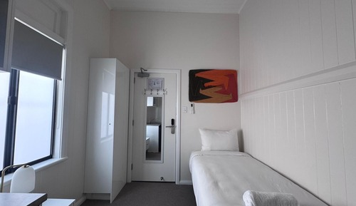 Cliveden Single With Shared Bathroom & A/C