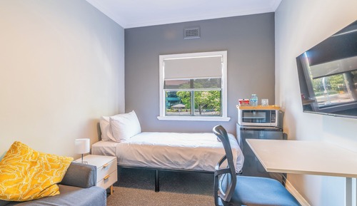 Arran Single Lounge With Shared Bathroom & A/C