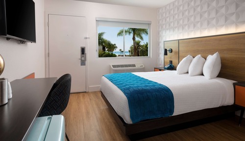 1 Queen Bed | Oceanside - New 60s Retro-Style Decor