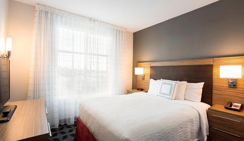 Suite, 1 Bedroom (Mobility/Hearing Access, Roll-In Shwr)