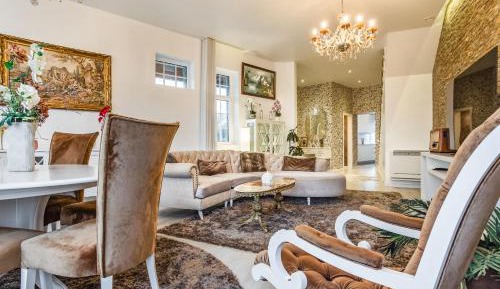 Two-Bedroom Deluxe Apartment with Balcony