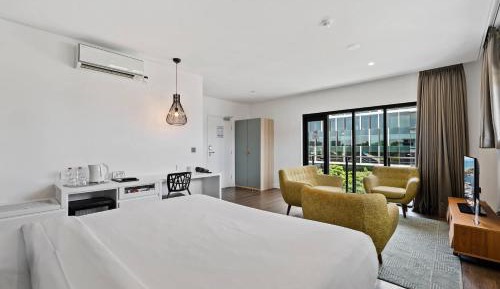 Executive King Suite with Balcony - Non-Smoking
