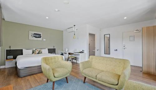 Deluxe King Suite - Wheelchair Accessible/Non-Smoking