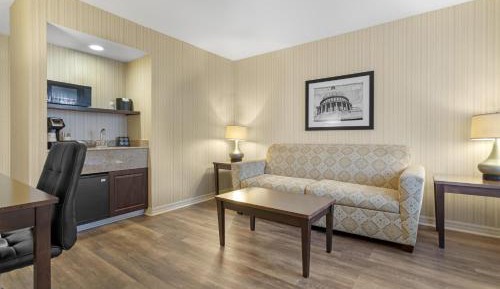 Oversize King Suite with Sofa Bed - Non-Smoking