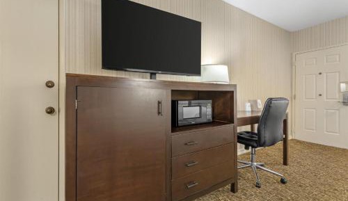 Queen Room with Two Queen Beds and Roll-In Shower - Mobility Access/Communication Assistance/Non-Smoking