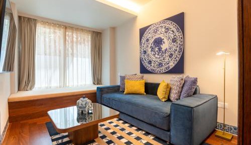 King Suite with Pool View