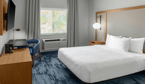 Queen Room with Roll-In Shower - Mobility Access