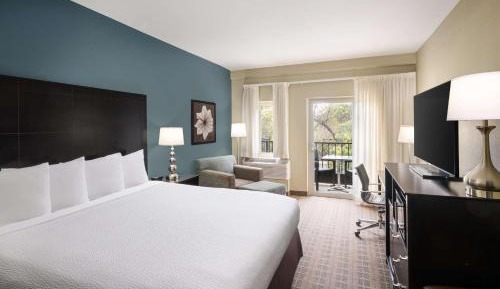 Deluxe King Room with Balcony and Walk-In Shower - Non-Smoking