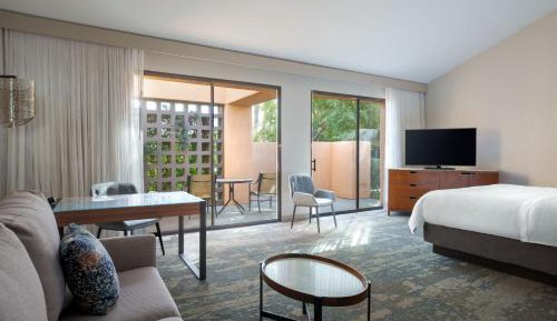 Studio Suite, Larger Guest room, 1 King, Limited view