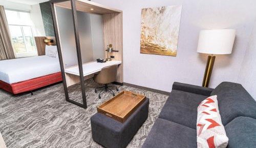 King Suite with Bathtub and Trundle Sofa - Mobility Access/Hearing Accessible