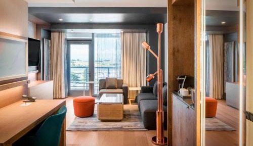 1 Bedroom Suite, 1 King, Partial bay view, Balcony