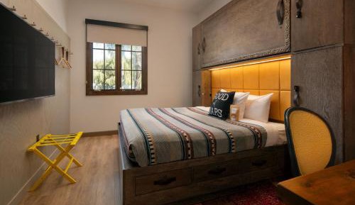 COZY KING - 175 SQF, Guest room, Poolside, Pool